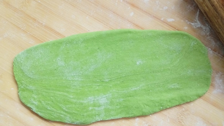 百财水饺,把绿色的擀成长面片(大小能包住白色面条即可)