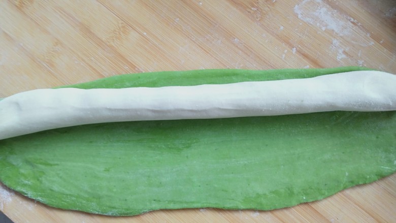百财水饺,把白色长面条放到上面,卷起来