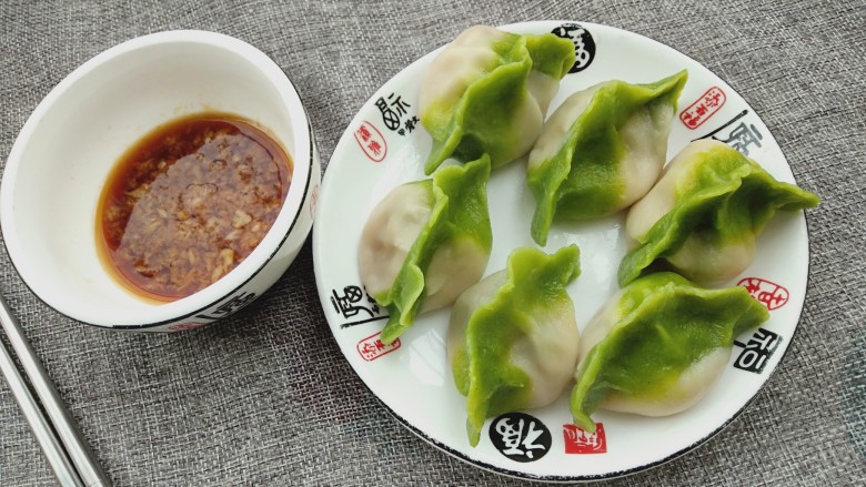百财水饺,锅中放适量的清水烧开,倒入包好的水饺煮熟即可