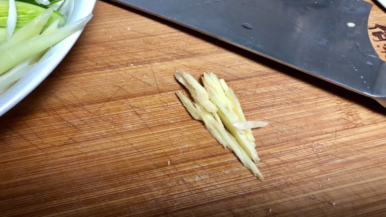 #猪年#舌尖上的家乡味➕腊肉蒜苗炒豆丝,姜洗净,切细丝