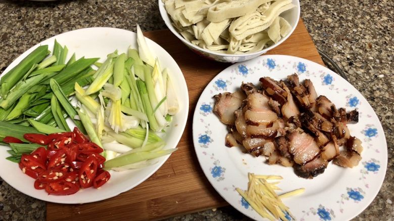 #猪年#舌尖上的家乡味➕腊肉蒜苗炒豆丝,全部食材准备好,开始下锅🍳