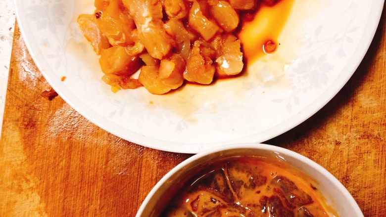 解腻寿喜烧,将鸡胸肉用淀粉和酱油,再放入1勺蜂蜜腌制30分钟以上,猪肝(料酒,淀粉,酱油腌制)!