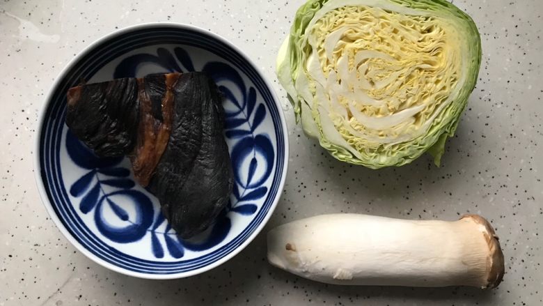 杏鲍菇包菜炒酱油肉,首先我们准备好所有食材