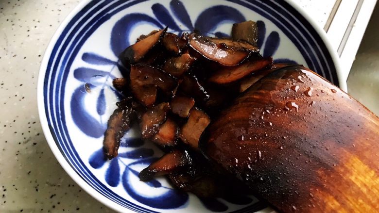 杏鲍菇包菜炒酱油肉,盛出备用