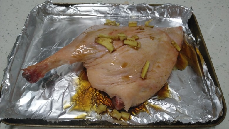 蜂蜜烤鸭腿,放入烤盘,腌制1小时。