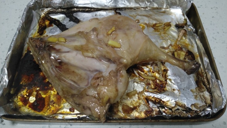 蜂蜜烤鸭腿,翻面,均匀涂上蜂蜜。