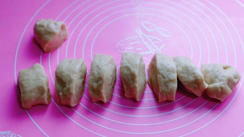 香甜松软的喜饼,将发酵好的面团分割8等份,盖上保鲜膜松弛10分钟。