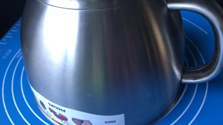 葡萄干肉桂胚芽贝果,整个手工揉面过程大概需要十来分钟,可以分三次,中间用厨师机面盆倒扣住面团让它松弛三分钟,再揉。