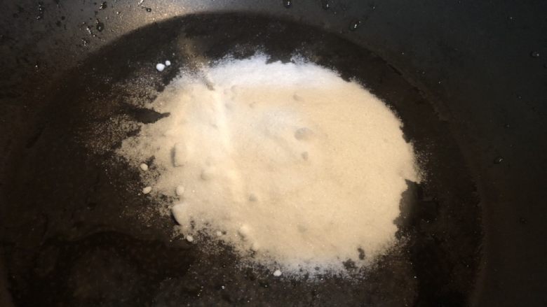葡萄干肉桂胚芽贝果,冷藏完毕后取出放在室温下回温。烤箱预热180度。同时准备煮的糖水,在锅中加入小苏打和30克糖。