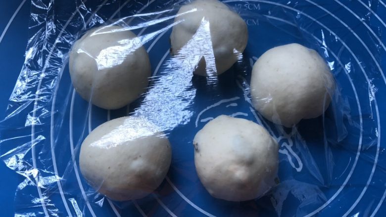 葡萄干肉桂胚芽贝果,面团收口朝下,盖上保鲜膜,静置十分钟。