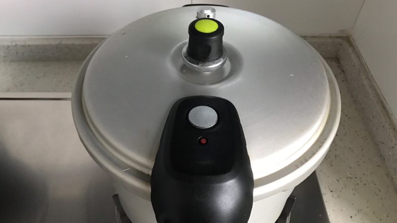 酱牛肉(高压锅版),盖上锅盖,大火开煮
