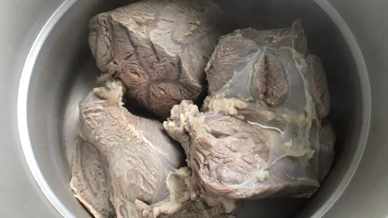 酱牛肉(高压锅版),控干水分之后放入高压锅