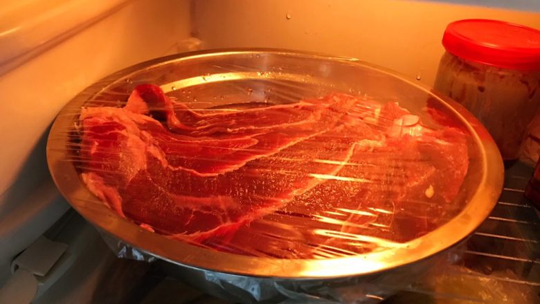 酱牛肉(高压锅版),包上保鲜膜,放入冰箱冷藏一晚