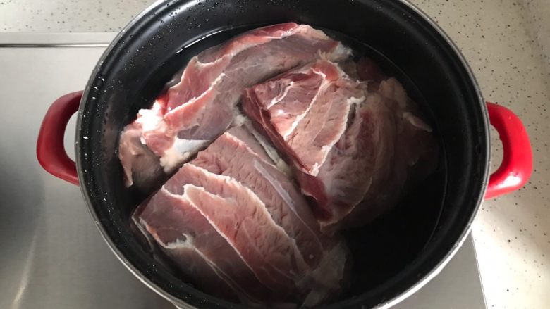 酱牛肉(高压锅版),冷水入锅,我的锅太小,所以把肉切开了