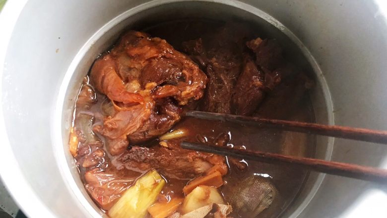 酱牛肉(高压锅版),30分钟后,用筷子把肉翻个面,然后盖上锅盖,继续小火煮25-30分钟