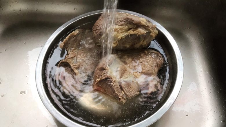 酱牛肉(高压锅版),煮好的牛腱子肉洗净表面的浮沫