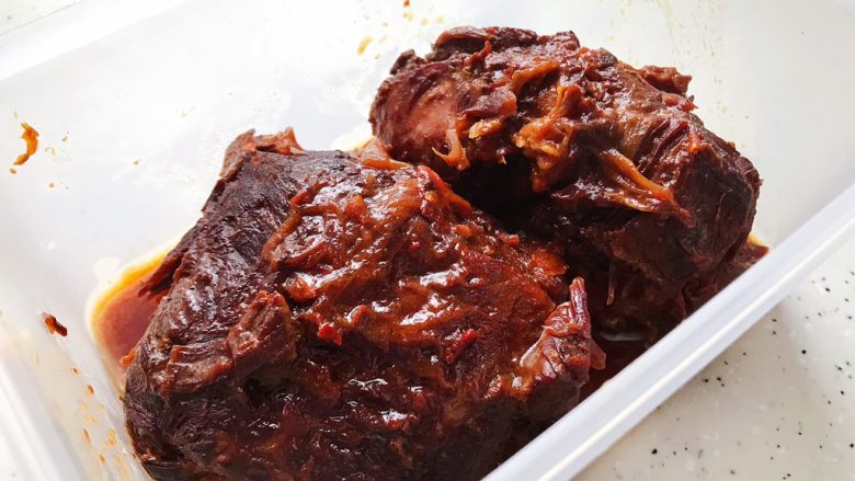 酱牛肉(高压锅版),吃不完的可以放入保鲜盒,冰箱冷藏,想吃的时候拿出来切就可以了