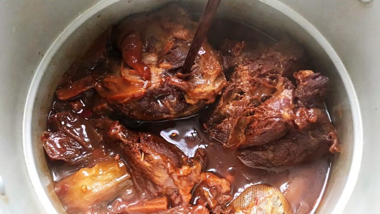 酱牛肉(高压锅版),时间到,用筷子插一下,可以轻松插入就说明煮好了