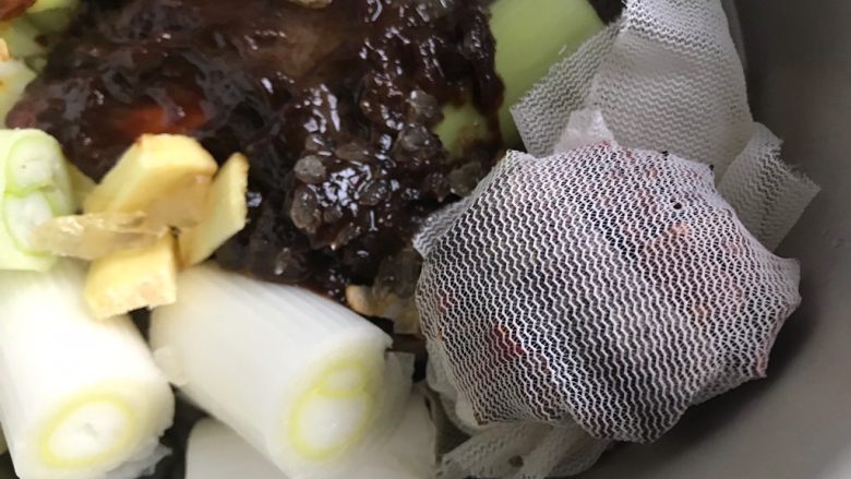 酱牛肉(高压锅版),其他大料用纱布包起来,扎紧,放入