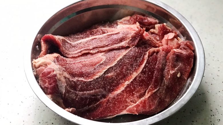 酱牛肉(高压锅版),买回来的<a style='color:red;display:inline-block;' href='/shicai/ 4956'>牛腱子肉</a>不用洗,用细盐抹均匀