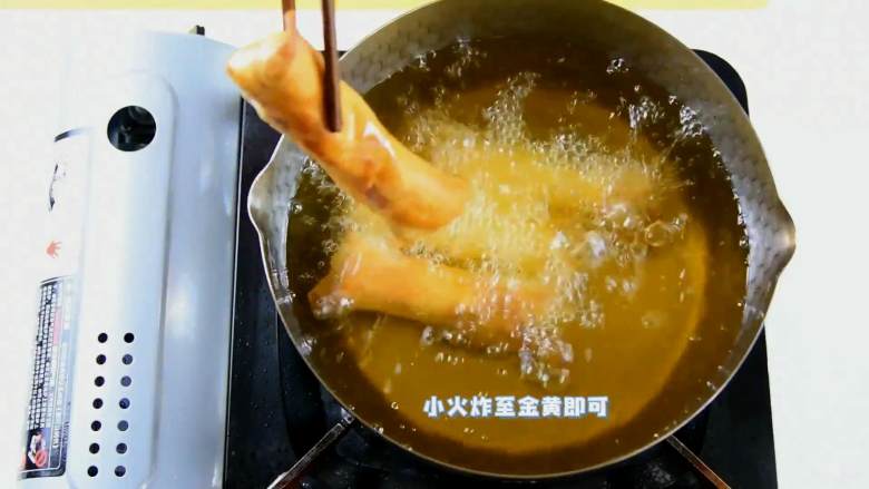 三丝春卷,春节当然少不了炸春卷啦,小火炸至金黄即可。