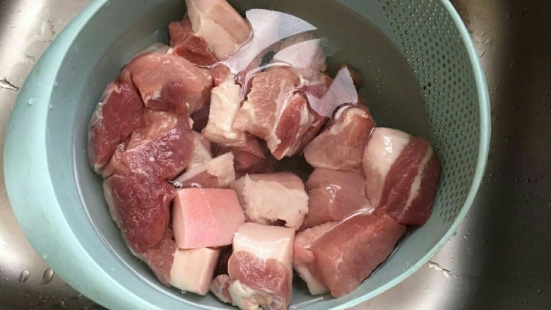 #猪年#笋烧红烧肉,两斤五花肉,洗净冷水浸泡半小时
