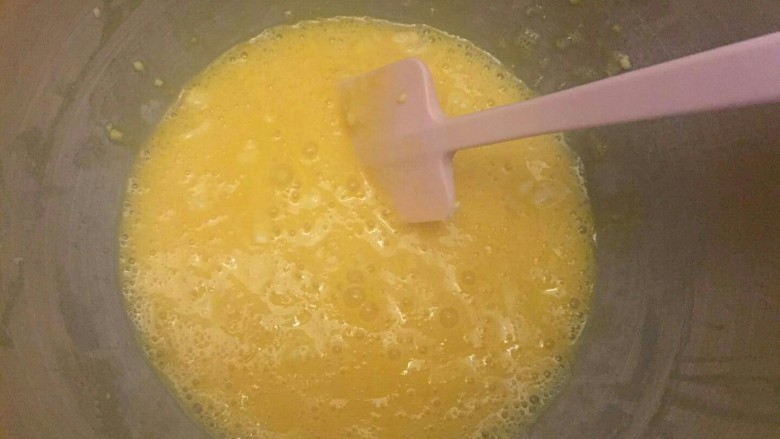 布里欧修汉堡面包🍔,大概搅拌两下,会有面疙瘩但不要在意最主要的还是让酵母和糖互相认识下就行😉