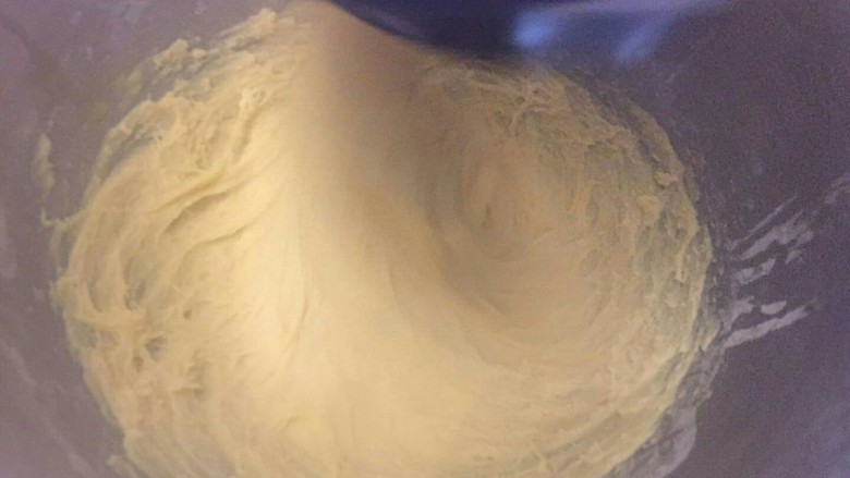布里欧修汉堡面包🍔,看到面糊全部融合,这个时候非常粘糊一度让你怀疑是不是哪里做错了,放心等下加入黄油就可以了