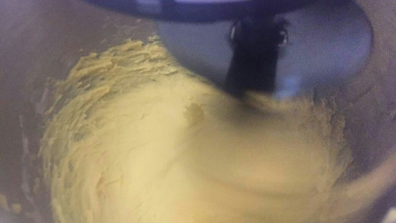 布里欧修汉堡面包🍔,中速搅打面团状态会比刚刚更加软(不要急,马上就会好哒)等到黄油和面团重新融合在一起开高速搅打大约20-25分钟