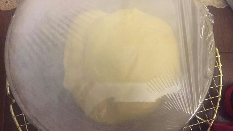 布里欧修汉堡面包🍔,不用整圆装在一个涂满黄油的碗里室温发酵一小时,再冰箱冷藏2小时