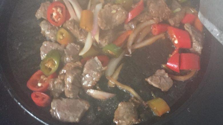 铁板牛肉,少许油倒铁板上,倒<a style='color:red;display:inline-block;' href='/shicai/ 216'>牛肉</a>,青红辣椒炒,加入少许白糖,胡椒粉调味加少许水,熟了就好了