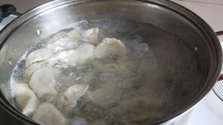 破五猪肉香菇饺子 新文美食,开锅下饺子,三开饺子两开面,饺子完全飘起来,鼓鼓的就熟了。