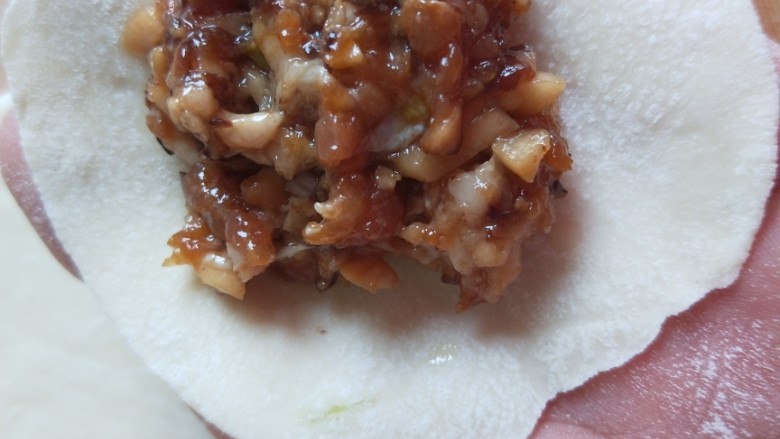 破五猪肉香菇饺子 新文美食,放入馅料。