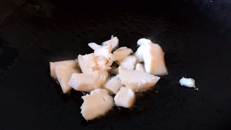 烧黄花鱼,油锅烧热,放入猪板油煸出油