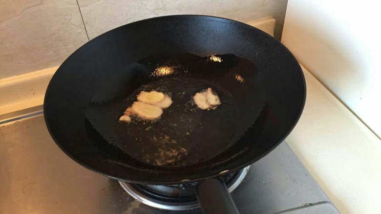 脆壳油爆大虾,油烧热,切入几片姜片烧热。