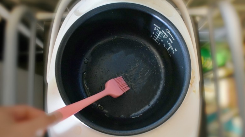 奶香葡萄干小面包(电饭锅版),将电饭锅的底部和侧面,用刷子刷一层油。
