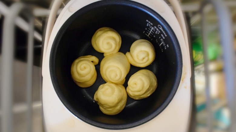 奶香葡萄干小面包(电饭锅版),饧发至两倍大。