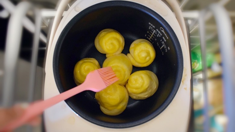 奶香葡萄干小面包(电饭锅版),在表面刷上一层蛋黄液。