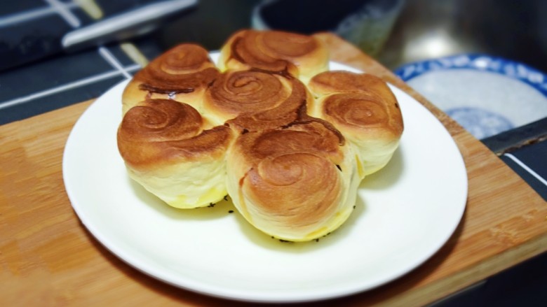 奶香葡萄干小面包（电饭锅版）,取一只大盘子，轻轻的将电饭煲内胆倒扣（注意别烫着手哦），即可取出。