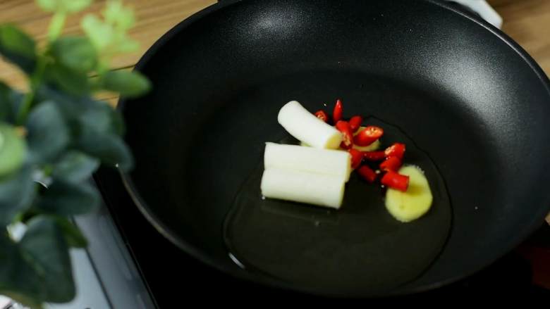 香辣凤爪排骨煲,这是什么神仙组合,也太好吃了,热锅冷油,倒入葱姜、小米椒炒香。