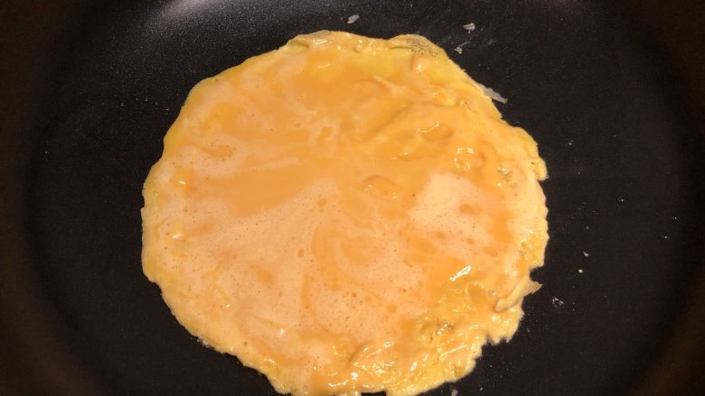 快手早餐—鸡蛋饼披萨,倒入鸡蛋糊,全程小火。(倒圆一些更好看)