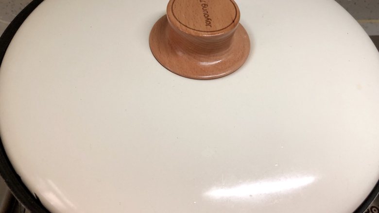 快手早餐—鸡蛋饼披萨,然后盖上锅盖,闷3分钟。