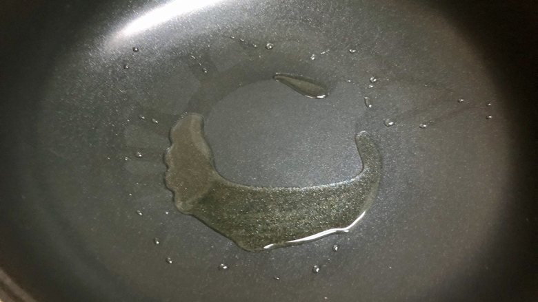 快手早餐—鸡蛋饼披萨,不粘锅烧热,下底油。