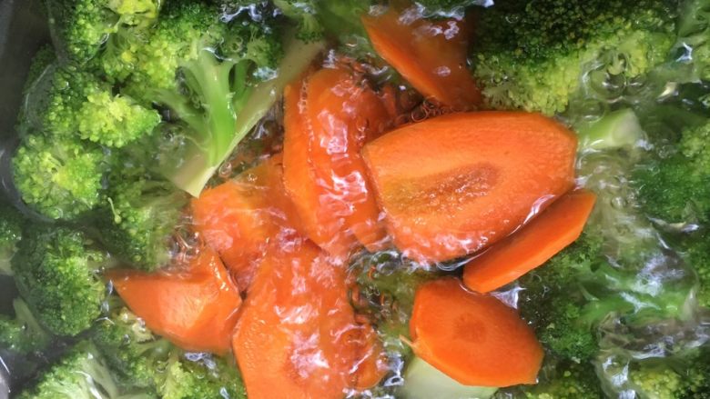 鸡杂炒西兰花,开水加入西兰花,胡萝卜汆水1分钟,出锅