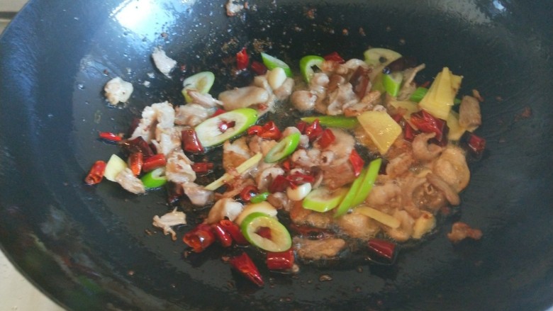 麻辣爆炒蒜苔,新文美食,加入葱姜蒜翻炒香。