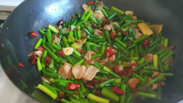 麻辣爆炒蒜苔,新文美食,加入适量盐,<a style='color:red;display:inline-block;' href='/shicai/ 756'>鸡精</a>,炒均匀即可出锅。
