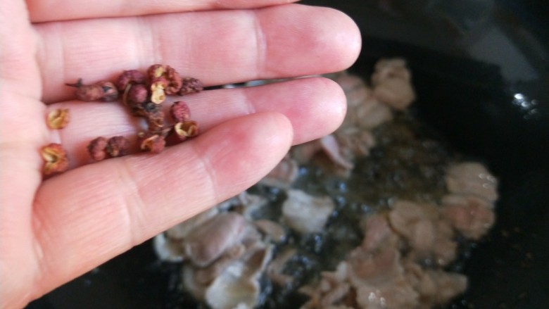 麻辣爆炒蒜苔,新文美食,倒入五花肉炒出油,加入适量<a style='color:red;display:inline-block;' href='/shicai/ 700'>花椒</a>。