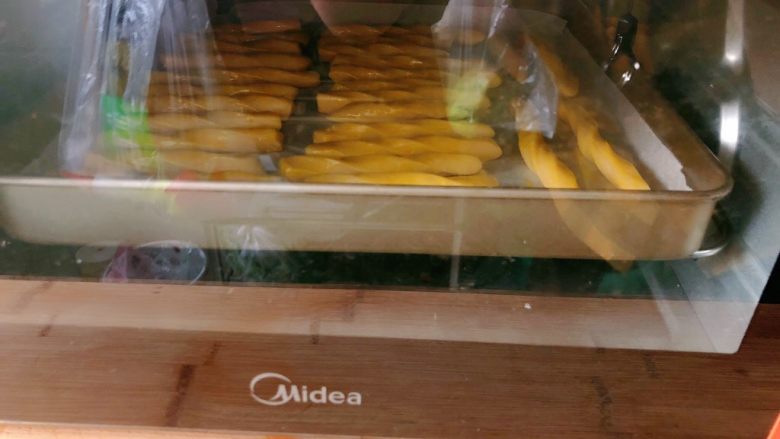 苹果磨牙棒,将烤盘放入上下火170度的烤箱里,烤二十分钟