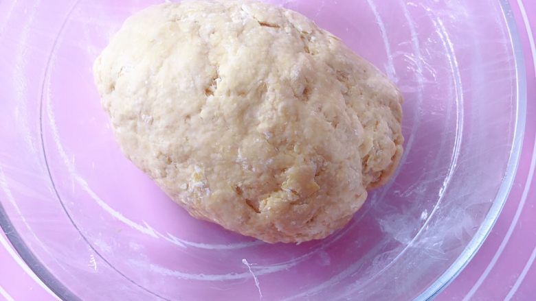 苹果磨牙棒,将面团揉光滑,盖上保鲜膜静止半小时