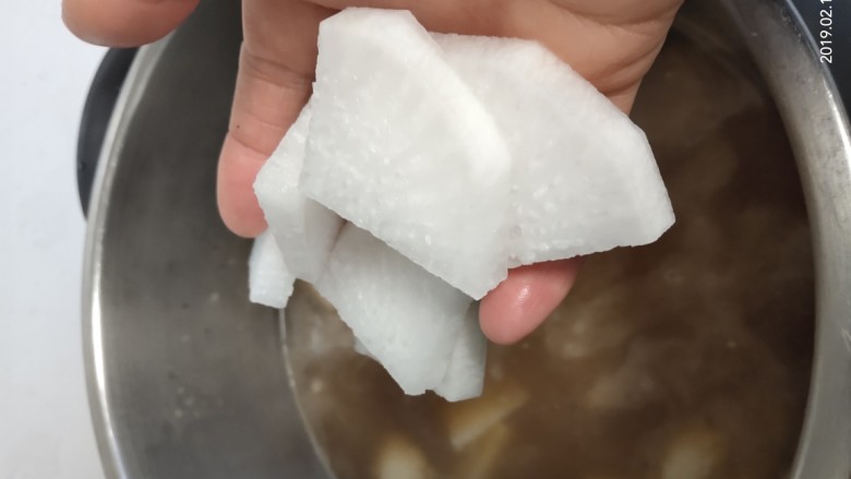 羊肉煲(无糖无盐无鸡精),羊肉倒入高压锅,加入白萝卜
